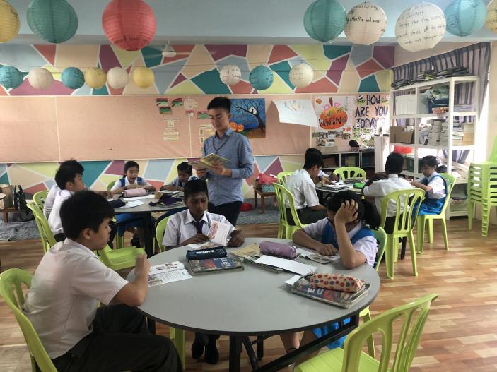 富布赖特学生在马来西亚教室教书