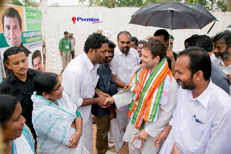 Rahul Gandhi meeting with supporters in 2014 Lok Sabha election campaign