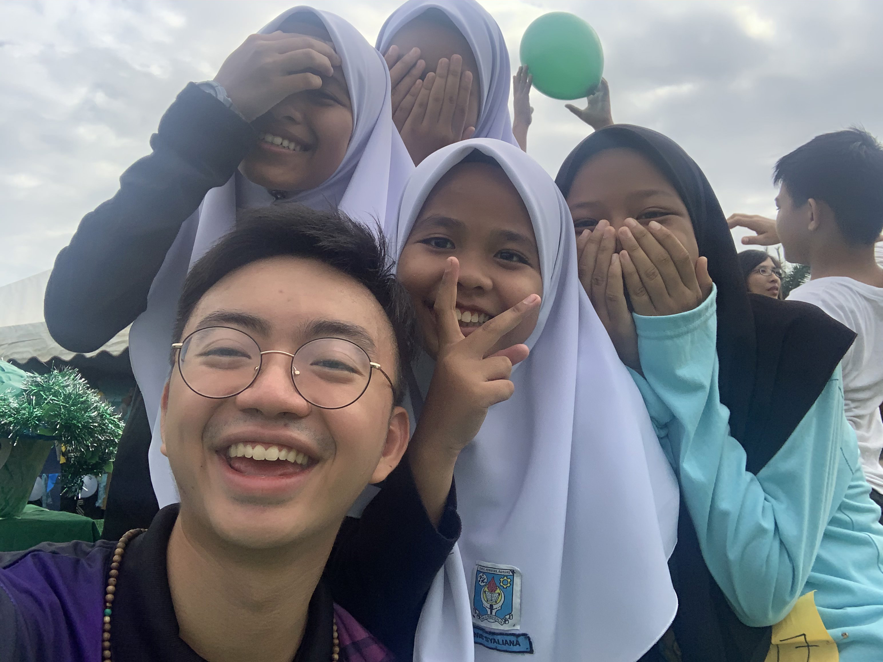 Fulbrighter Dustin Liu with Malaysian students