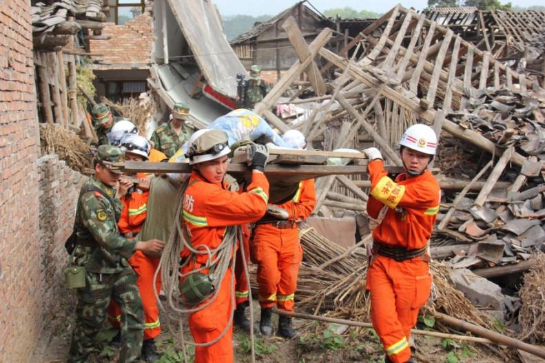 Chinese soldiers rescue a woman after Lushan earthquake
