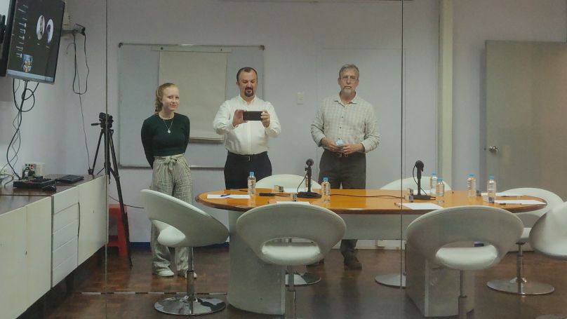Hannah Drexler ’24, Paolo Moncagatta and Kenneth Roberts prepare for a focus group session on the USFQ campus. June 2022