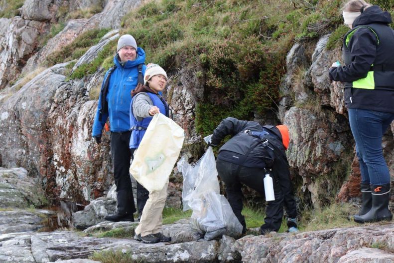 Fulbrighter Audrey Su '24 helps pick up trash in Norway.