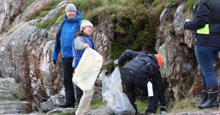 Fulbrighter Audrey Su '24 helps pick up trash in Norway.