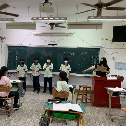Fulbrighter Alethia Chan teaches English to school children in Taiwan.